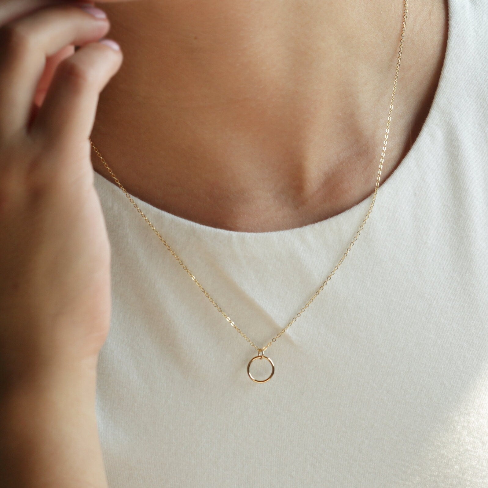 Étreinte Fine Necklace